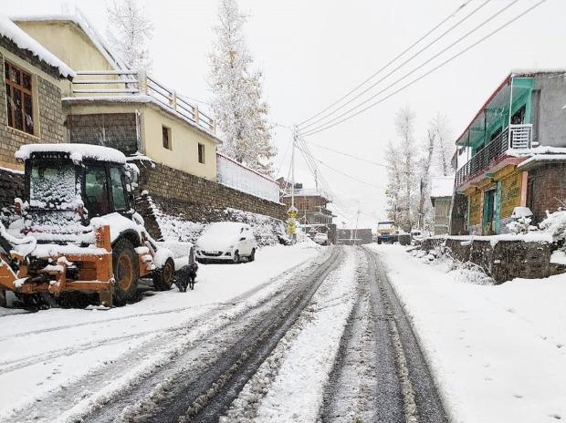 295 roads closed, 639 electricity lines disrupted in HP due to snowfall