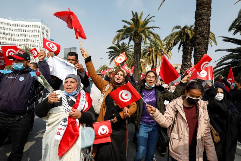 Tunisia’s main party holds huge rally as government row grows