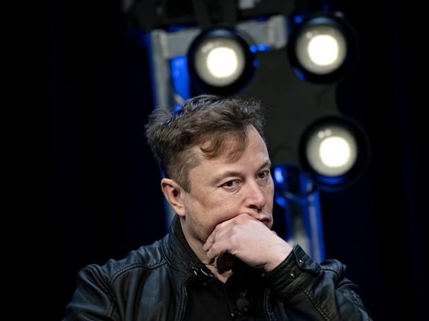 Tesla investor sues Musk, claims tweets violate SEC settlement