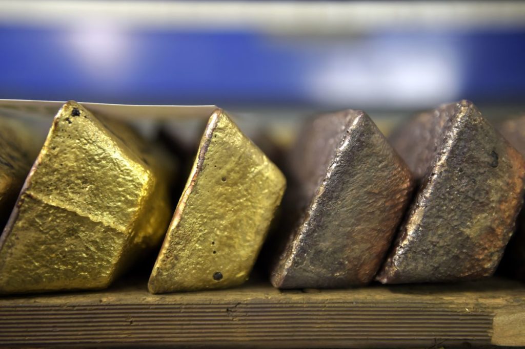 Gold Steadies Near Three-Month High Ahead of Fed Minutes Release