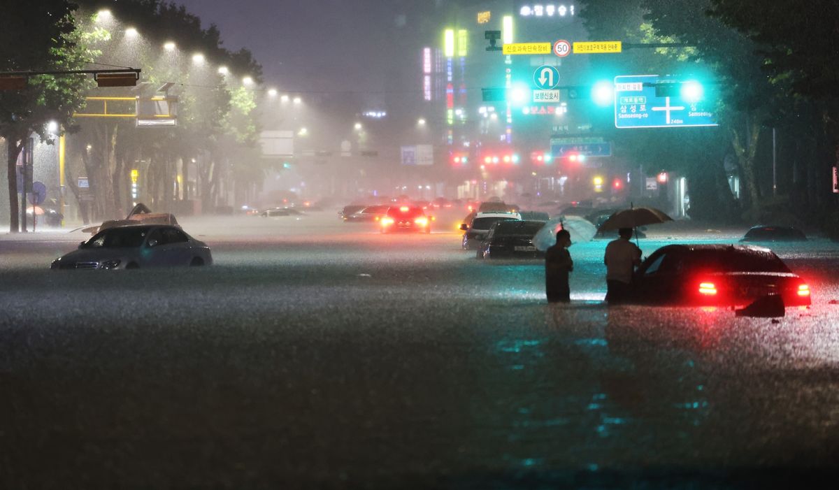 Worst Seoul Storm in 80 Years Kills Seven, Floods Korean Capital