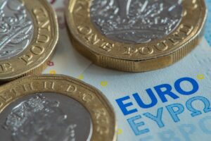 EUR/GBP rebounds from 0.8400, but remains sharply lower