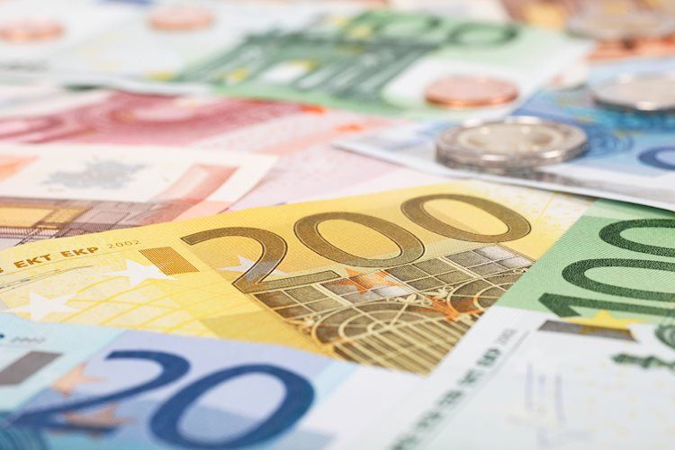 EUR/USD falls slightly below 1.1150 as investors brace for ECB Lagarde speech